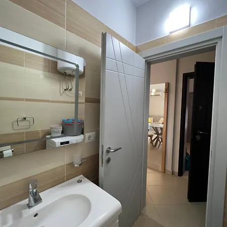 Stylish 50m From Radhime شقة