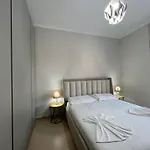 Apartament Stylish 50m From Radhime Wlora